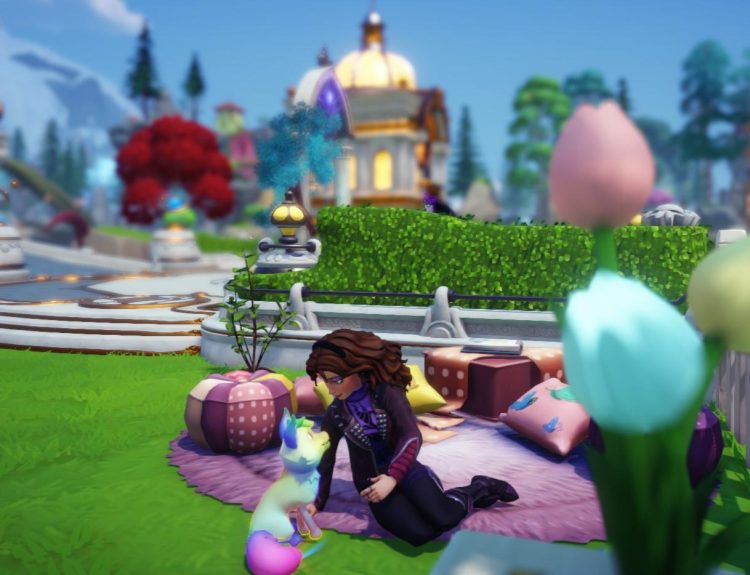 The player and the rainbow fox in Disney Dreamlight Valley.