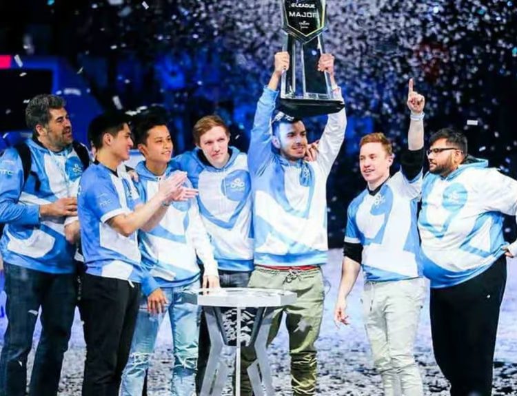Tarik lifts the trophy as Cloud9 celebrate their victory at the ELEAGUE Boston Major 2018.