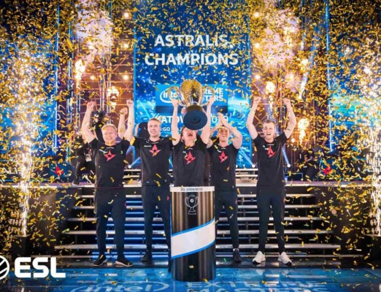 Dupreeh lifts the trophy while his Astralis teammates celebrate at the IEM Katowice Major 2019.