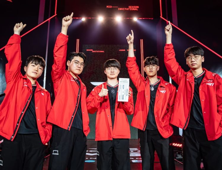 Picture showing T1 teammates posing together in LCK 2025.