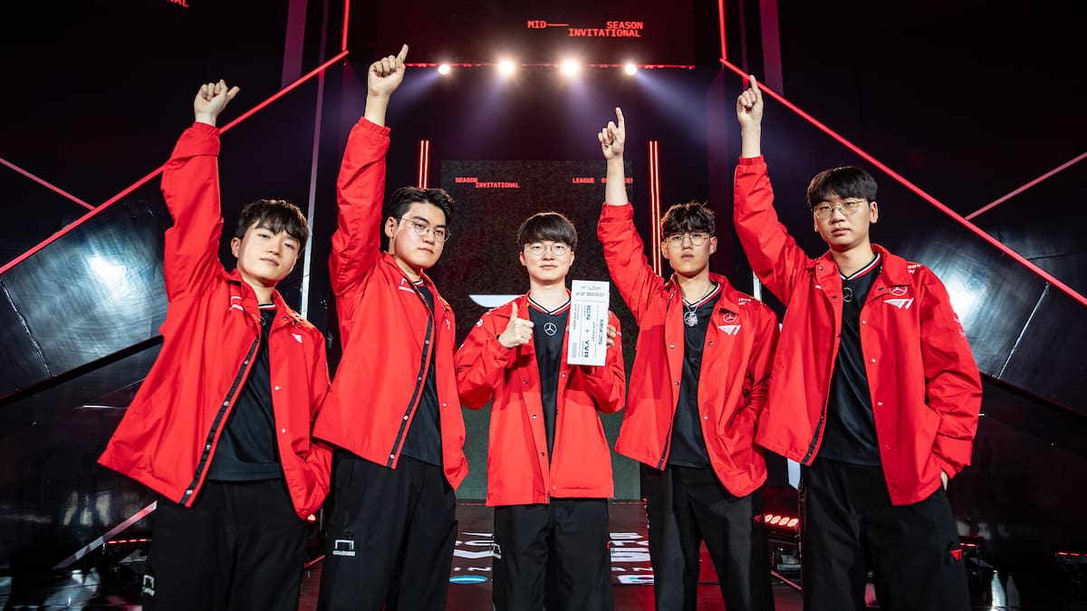 Picture showing T1 teammates posing together in LCK 2025.