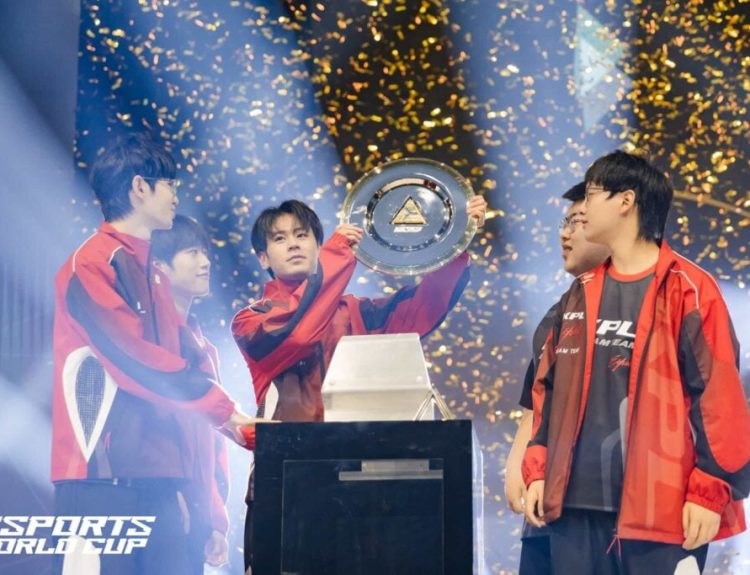 KPL Dream Team from China lifting the trophy at the HoK Invitational Midseason x Esports World Cup 2024.