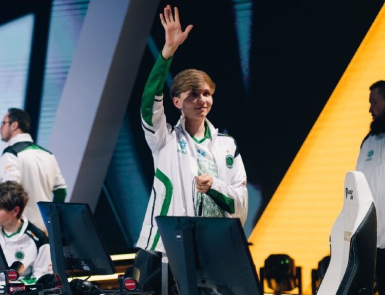 m0NESY waving at fans at the EWC 2025