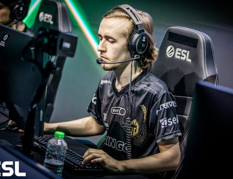 Quinn playing Dota 2 on stage at ESL One Kuala Lumpur with Gaimin Gladiators.
