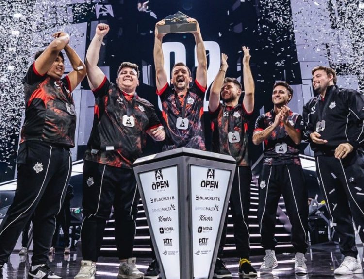 G2 Esports lifting the BLAST Premier Open London trophy