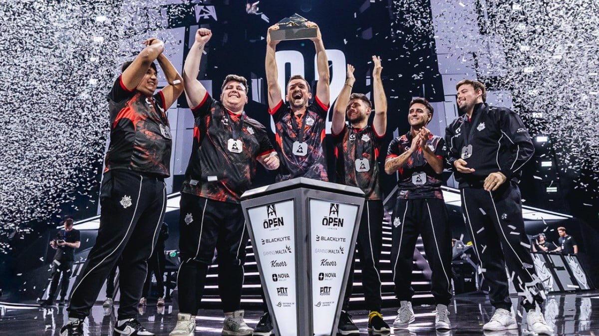 G2 Esports lifting the BLAST Premier Open London trophy