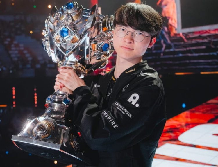 Faker of T1 lifts the trophy onstage after being crowned champions at League of Legends Worlds 2025 Finals on November 08, 2025 in Chengdu, China.