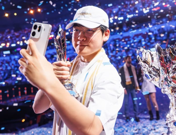 Gumayusi of T1 lifts the MVP trophy after being crowned champions at League of Legends Worlds 2025 Finals on November 08, 2025 in Chengdu, China.