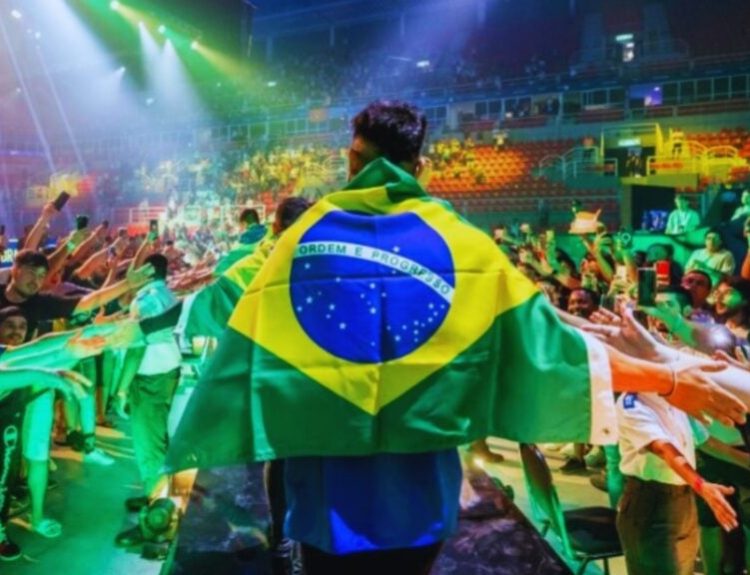 A Brazilian player walks in the middle of the crowd at IEM Rio.